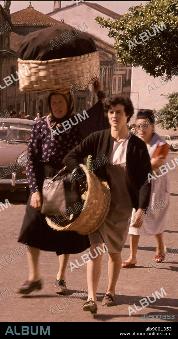 MUJERES CON CESTOS DE MADERA TRENZADA Y MIMBRE - FOTO AÑOS 60.