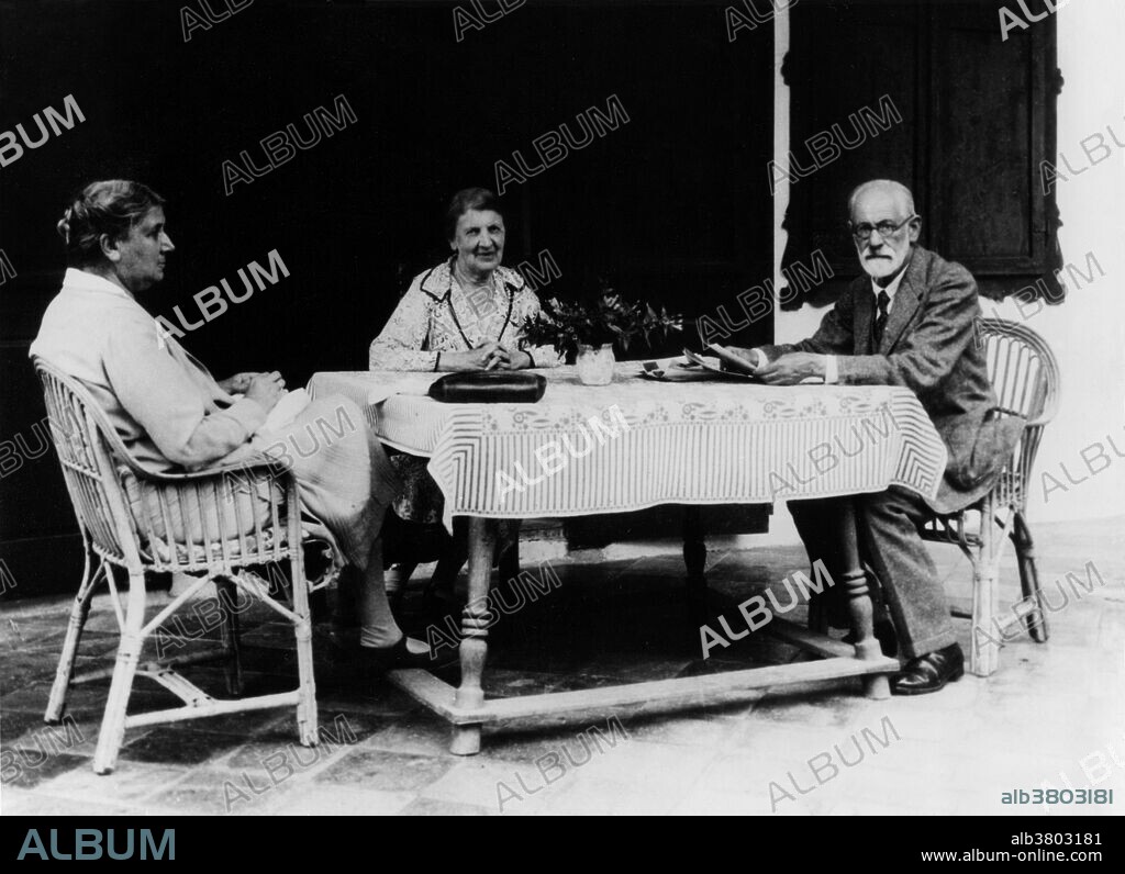 Sigmund Freud (1856-1939) in 1929 with his wife Martha Bernays and her sister Minna.