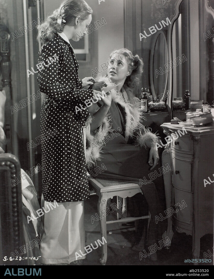 ANNE SHIRLEY and BARBARA STANWYCK in STELLA DALLAS, 1937, directed by KING VIDOR. Copyright UNITED ARTISTS.