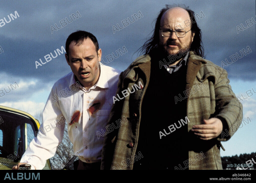 PABLO CARBONELL y SANTIAGO SEGURA en OBRA MAESTRA, 2000, dirigida por DAVID TRUEBA. Copyright FERNANDO TRUEBA P.C. S.A. / MARTINEZ, DANIEL.