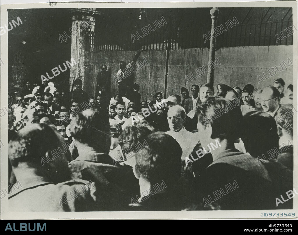 Roma (Italia), 13/08/1943. El Papa Pío XII recorre las calles de Roma tras el bombardeo anglo americano.