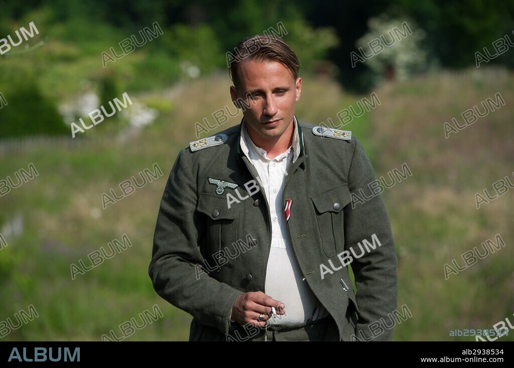 MATTHIAS SCHOENAERTS en SUITE FRANCESA, 2014 (SUITE FRANÇAISE), dirigida por SAUL DIBB. Copyright ALLIANCE FILMS/QWERTY FILMS/SCOPE PICTURES/TF1 FILMS PRODUCT.