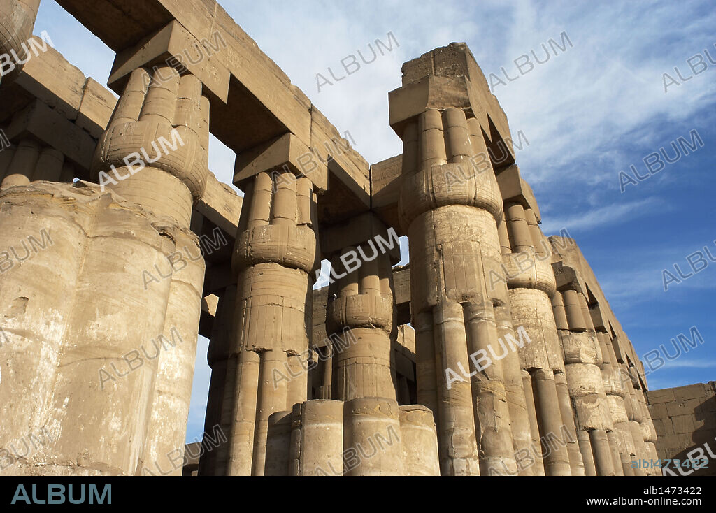 ARTE EGIPCIO. EGIPTO. TEMPLO DE LUXOR. Vista general de las cuatro hileras de ocho columnas fasciculadas con capiteles papiriformes cerrados de la SALA HIPOSTILA. Imperio Nuevo. Antigua Tebas "Waset".
