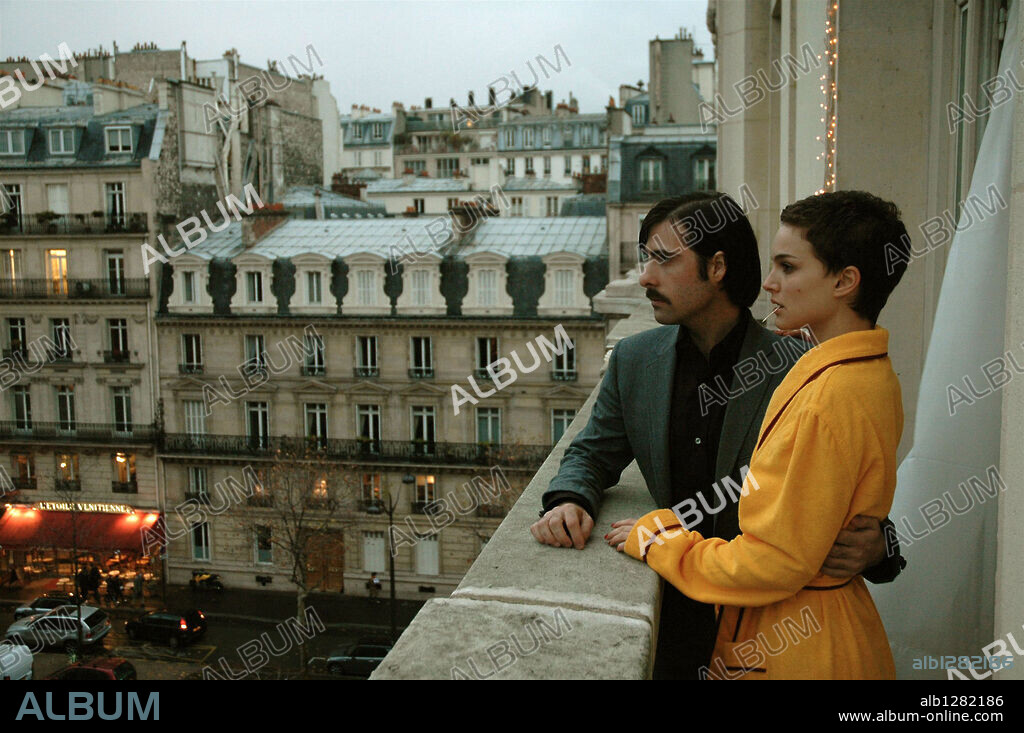 JASON SCHWARTZMAN and NATALIE PORTMAN in HOTEL CHEVALIER, 2007, directed by WES ANDERSON. Copyright FOX SEARCHLIGHT PICTURES.