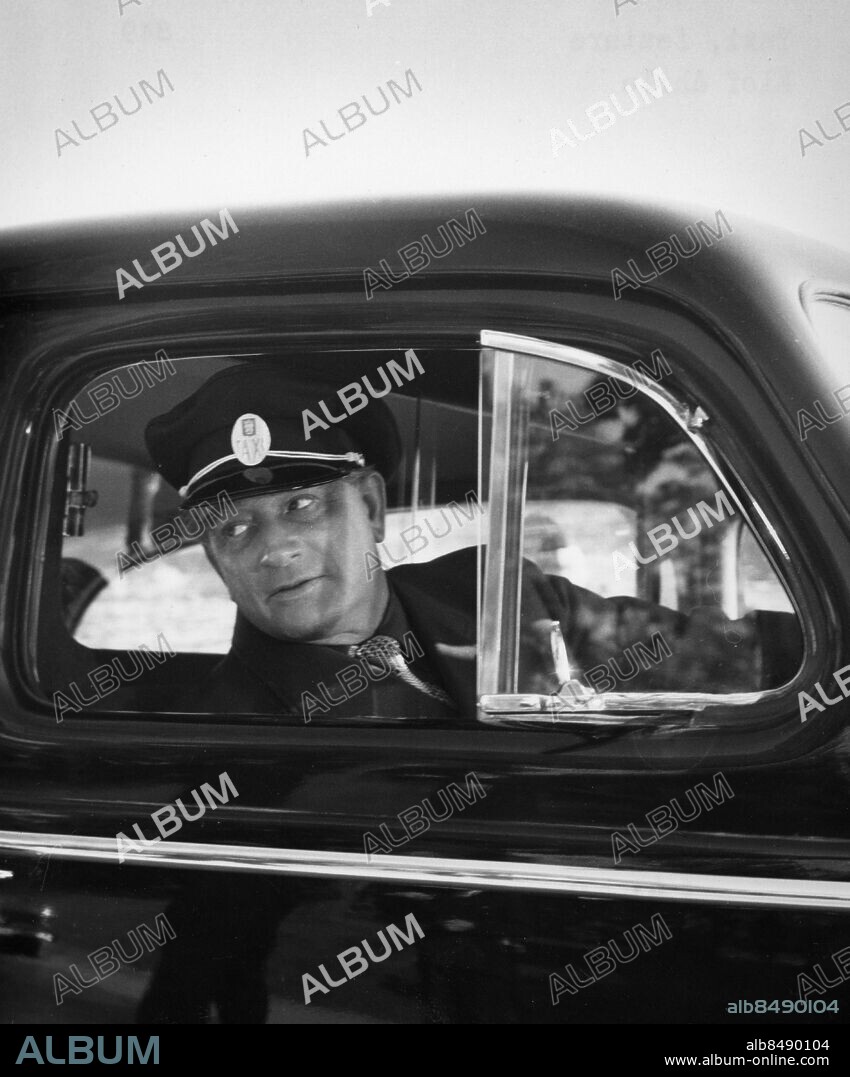 ARKIV 19530917.. Elof Ahrle, skådespelare och filmregissör, som taxichaufför.. Foto: Ulf Stråhle / SVT Bild / Kod: 5600. RiR sv/v 10349 . Mapp: Ahrle, Elof se även Birgit Rosengren.