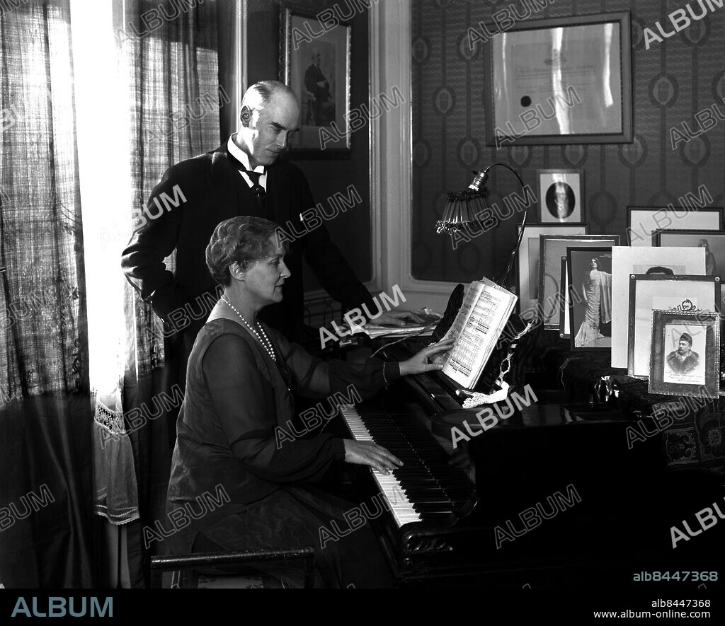 Arkiv 1928. John Forsell och hustrun Gurli Forsell (1880-1935), född Carlström. John Forsell (1869-1941) var opera- och konsertsångare och chef för Stockholmsoperan 1924-1939. Hustrun Gurli var också operasångerska.. John Forsell, director of Stockholm Opera with his wife Gurli, born Carlström, also an operasinger.. Foto: TT Historical/1900. Scanpix Sweden.