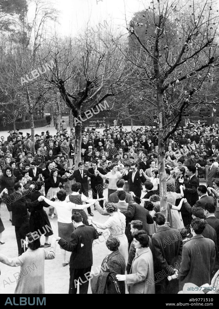 February 8, 1959. The Catalans residing in Madrid met on Sunday morning at the Retiro, on the occasion of the audition of Sardanas, organized by the house of Catalonia.