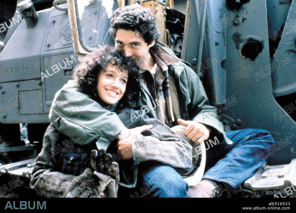 JENNIFER BEALS et MICHAEL NOURI dans FLASHDANCE, 1983, réalisé par ADRIAN LYNE. Copyright PARAMOUNT PICTURES.