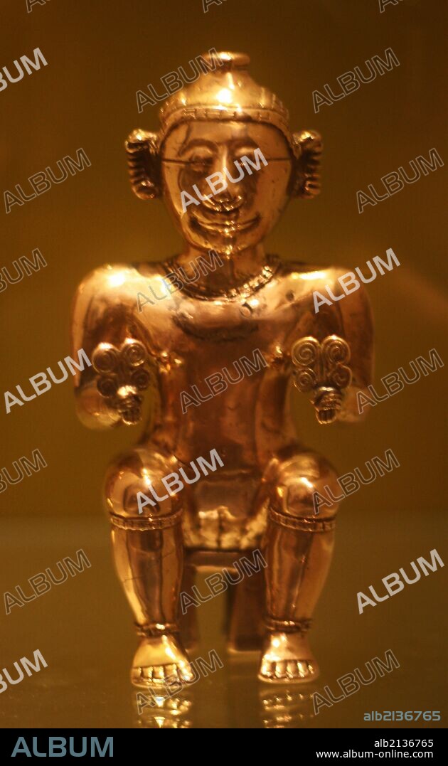 Gold lime flasks (poporos) Quimbaya culture, Colombia These figures are in fact flasks. (Photo by: Universal History Archive/UIG via Getty Images).
