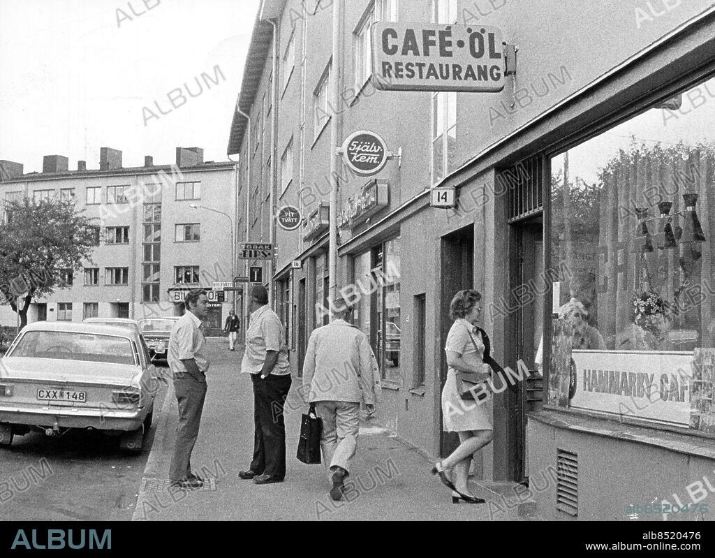 Stockholm 1975-08-13. Hammarbyhöjden. Caféet heter Hammarby Café. Men de flesta säger fortfarande Unos café efter Uno som hade det redan innan Tjosan tog över.. Foto: Torbjörn Zadig / DN / TT / Kod: 192. ** SvD OUT **.