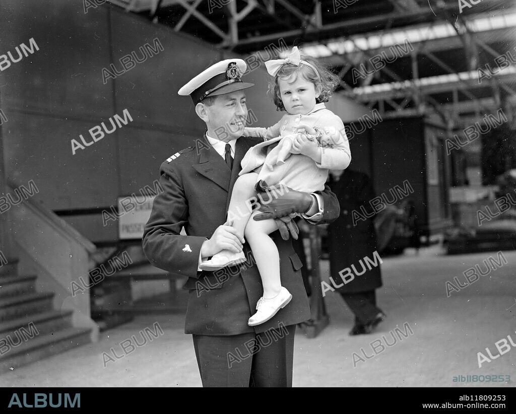 Southampton. Imperial Airways flying boat "Coolamgata ". Captain R . P . Mollard with Beryl MacMillan and James Phelps , who travelled from Durban. 1939.