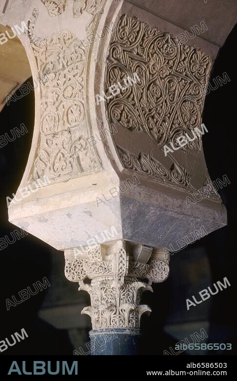 Medina Azahara / Madinat al-Zahra (bei Córdoba, Andalusien, Spanien), Palaststadt der Omaijaden (erbaut ab 936 unter Kalif Abd ar-Rahman III., 1010 zerstört), Dark al Mulk / Casa Real, Salón Rico (Audienzhalle; erbaut 953-957). /-Innenansicht: Kapitell und Kämpfer der Arkaden.-/ Foto, 1991.