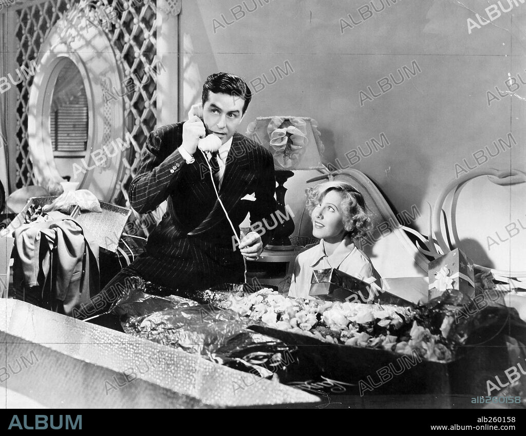JEAN ARTHUR and RAY MILLAND in EASY LIVING, 1937, directed by MITCHELL LEISEN. Copyright PARAMOUNT PICTURES.