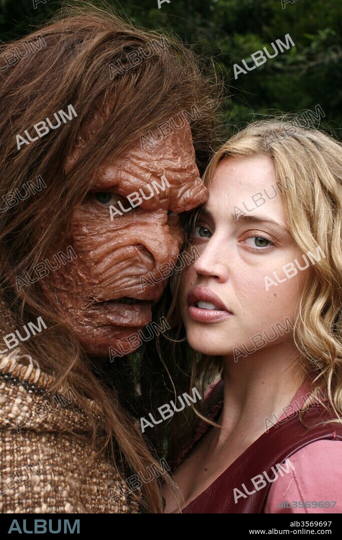 ESTELLA WARREN y VICTOR PARASCOS en LA BELLA Y LA BESTIA, 2009 (BEAUTY AND THE BEAST), dirigida por DAVID LISTER. Copyright Limelight International/Goldrush Entertainment.