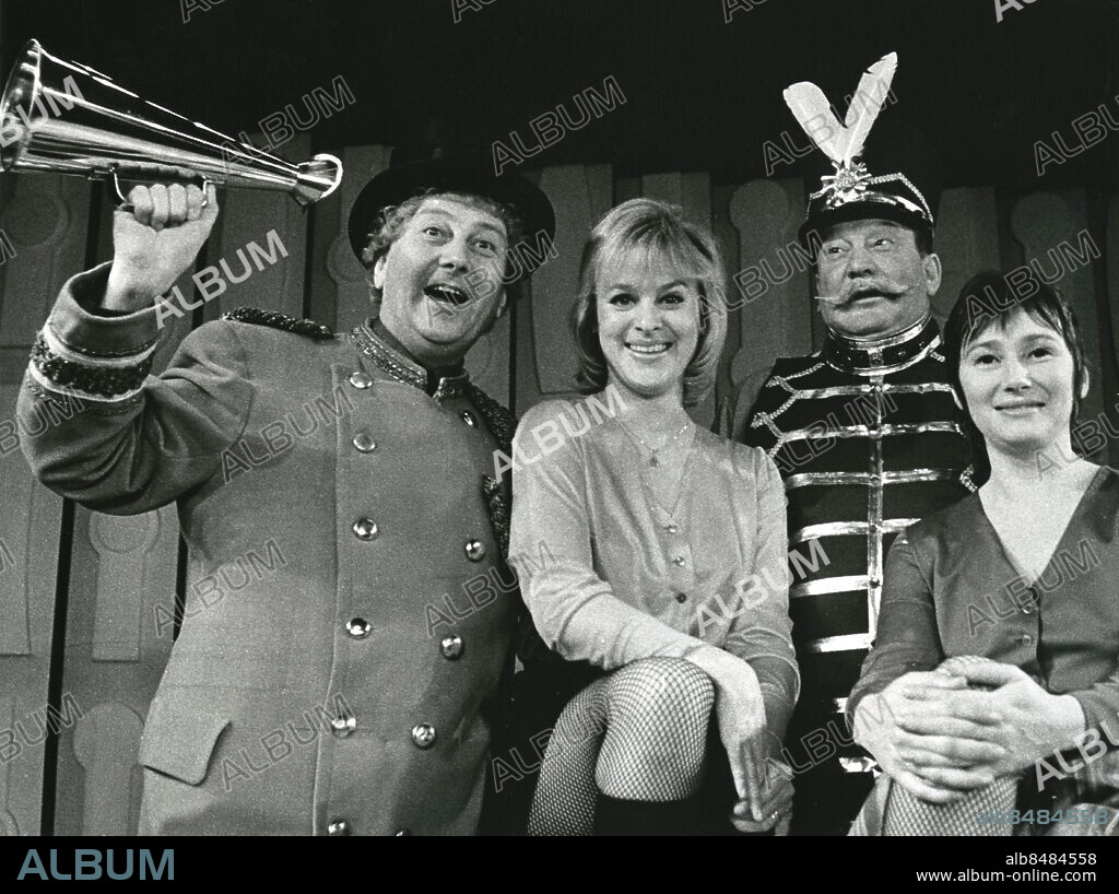 MALMÖ 1971-01-01. Skådespelarna fr. v: Mille Schmidt, Eva Bysing, Carl-Gustaf Lindstedt och Monica Nielsen presenterar sin specialskrivna revy "Varsågod" på Kronprinsen i Malmö. Foto: Pierre Mens / Skånereportage / IBL Bildbyrå / TT / Kod: 36100.