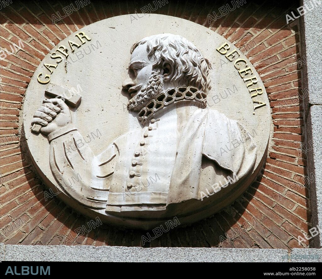 GASPAR BECERRA. BECERRA , GASPAR. ESCULTOR ESPAÑOL. BAEZA 1520 - 1568. MEDALLON EN LA FACHADA DEL MUSEO DEL PRADO. MADRID.