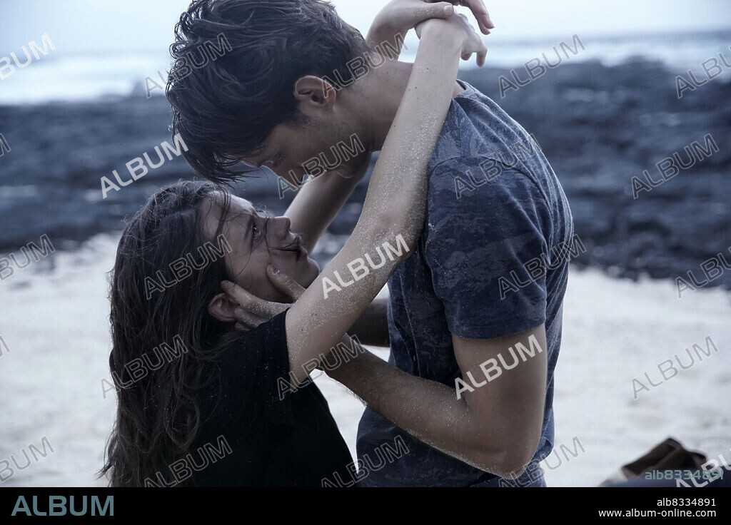 PIERRE NINEY and STACY MARTIN in LOVERS, 2020 (AMANTS), directed by NICOLE GARCIA. Copyright FRANCE 3 CINEMA.