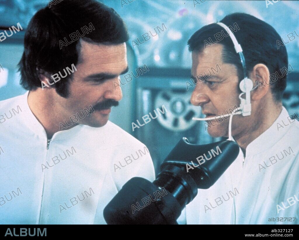 BURT REYNOLDS and TONY RANDALL in EVERYTHING YOU ALWAYS WANTED TO KNOW ABOUT SEX, 1972 (EVERYTHING YOU ALWAYS WANTED TO KNOW ABOUT SEX * BUT WERE AFRAID TO ASK), directed by WOODY ALLEN. Copyright UNITED ARTISTS.