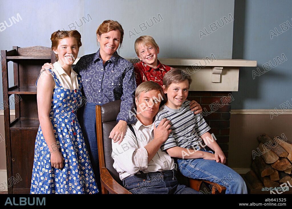 BRAYDEN BULLEN, KATIE KEATING, KERI RUSSELL, MARE WINNINGHAM, SAM DYER and STEVE STRACHAN in THE MAGIC OF ORDINARY DAYS, 2005, directed by BRENT SHIELDS. Copyright EMPIRE PICTURES / HEINILA, ERIKA.
