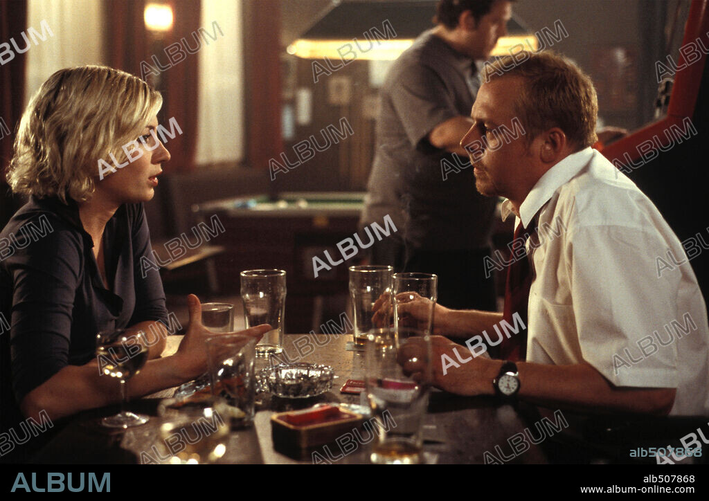 KATE ASHFIELD y SIMON PEGG en ZOMBIES PARTY, 2004 (SHAUN OF THE DEAD), dirigida por EDGAR WRIGHT. Copyright ROGUE PICTURES.