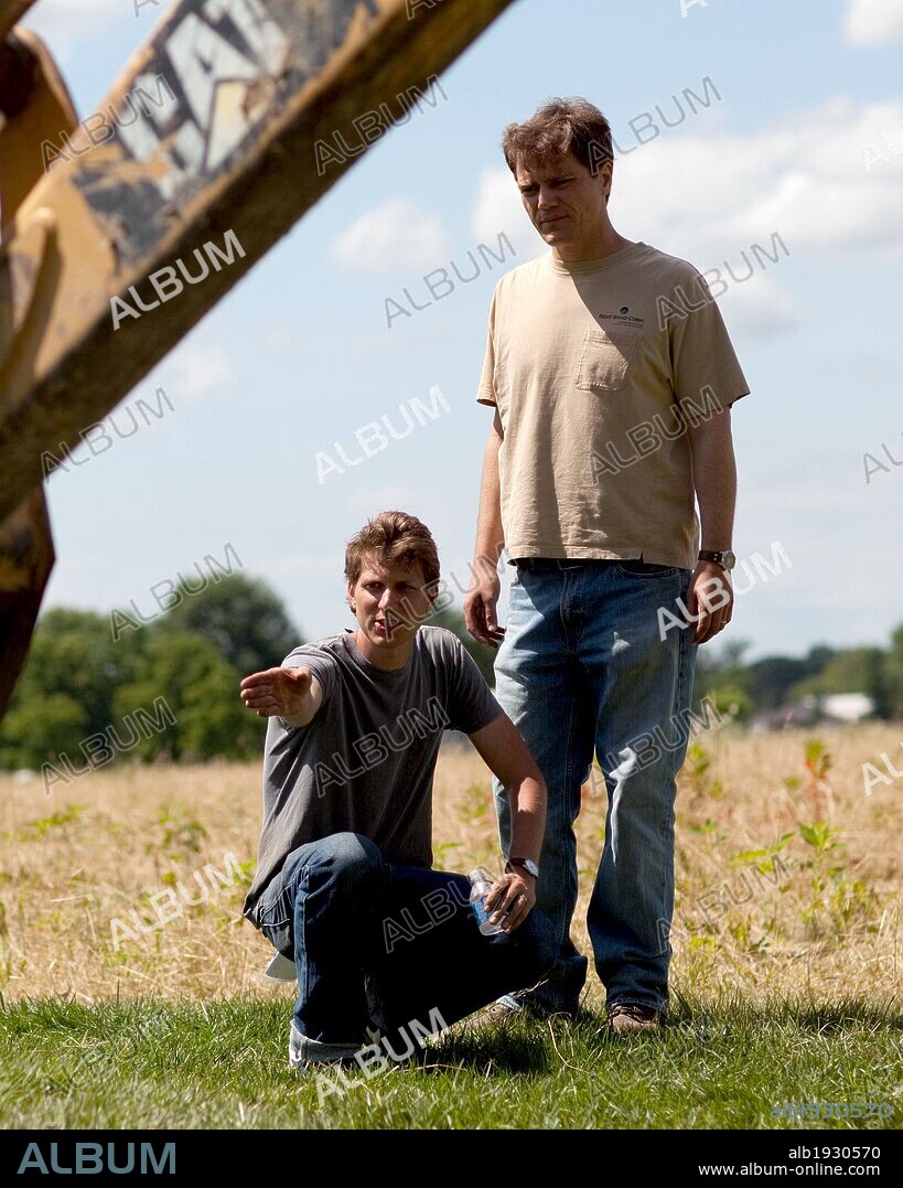 JEFF NICHOLS and MICHAEL SHANNON in TAKE SHELTER, 2011, directed by JEFF NICHOLS. Copyright GROVE HILL PRODUCTIONS / GARDNER, SCOTT.