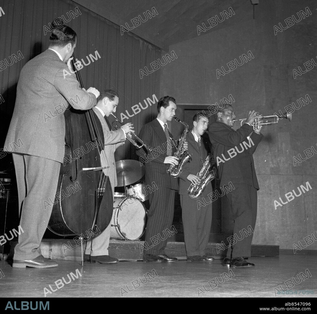 Göteborg november 1950. Charlie Parker spelar på Göteborgs Konserthus. På trumpet Rolf Ericsson, Arne Domnérus altsaxofon. Basisten är Thore Jederby och tenorsaxofonisten är okänd.. Foto: Kamerareportage *** Local Caption *** . KAMERAREPORTAGE.