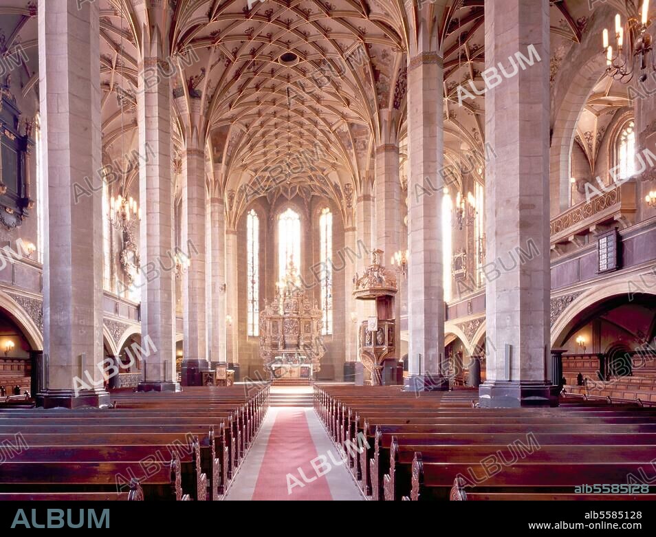 Pirna (Sachsen), Marienkirche - Stadtkirche St. Marien. (erbaut 1502-46; Arch.: Peter Ulrich, genannt Peter von Pirna, ab 1513 Markus Ribisch und Wolf Blechschmidt; Turm 1466-79). Innenansicht: Mittelschiff nach Osten. Foto, 1997 (Florian Monheim).