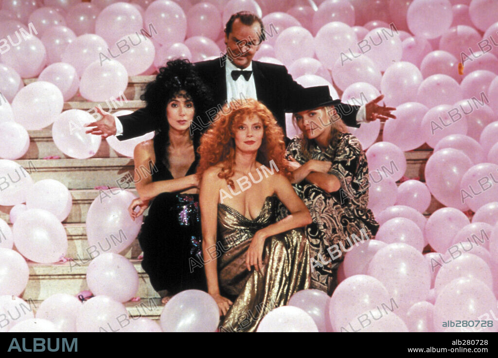 CHER, JACK NICHOLSON, MICHELLE PFEIFFER y SUSAN SARANDON en LAS BRUJAS DE EASTWICK, 1987 (THE WITCHES OF EASTWICK), dirigida por GEORGE MILLER. Copyright WARNER BROTHERS.
