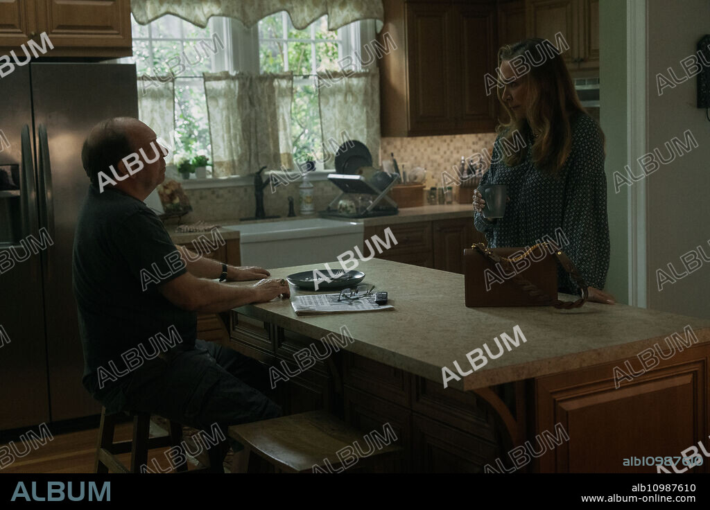 BILL CAMP y Elizabeth Marvel en PRESUNTO INOCENTE, 2024 (PRESUMED INNOCENT), dirigida por DAVID E. KELLEY. Copyright Apple Studios/Bad Robot/David E. Kelley Productions. Episode 1x2.