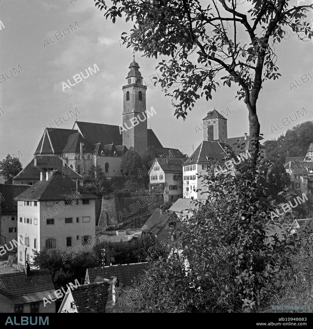 Schurkenturm tower (right) and collegiate church Heilig Kreuz (middle) at Horb at river Neckar, Black Forest, Germany 1930s.
