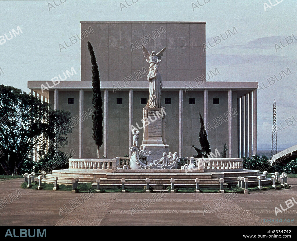 TERAN CALLEJAS JOSE FRANCISCO. TEATRO NACIONAL RUBEN DARIO CON MONUMENTO AL POETA - 1969 - MONUMENTO A RUBEN DARIO REALIZADO POR FAVILLI.