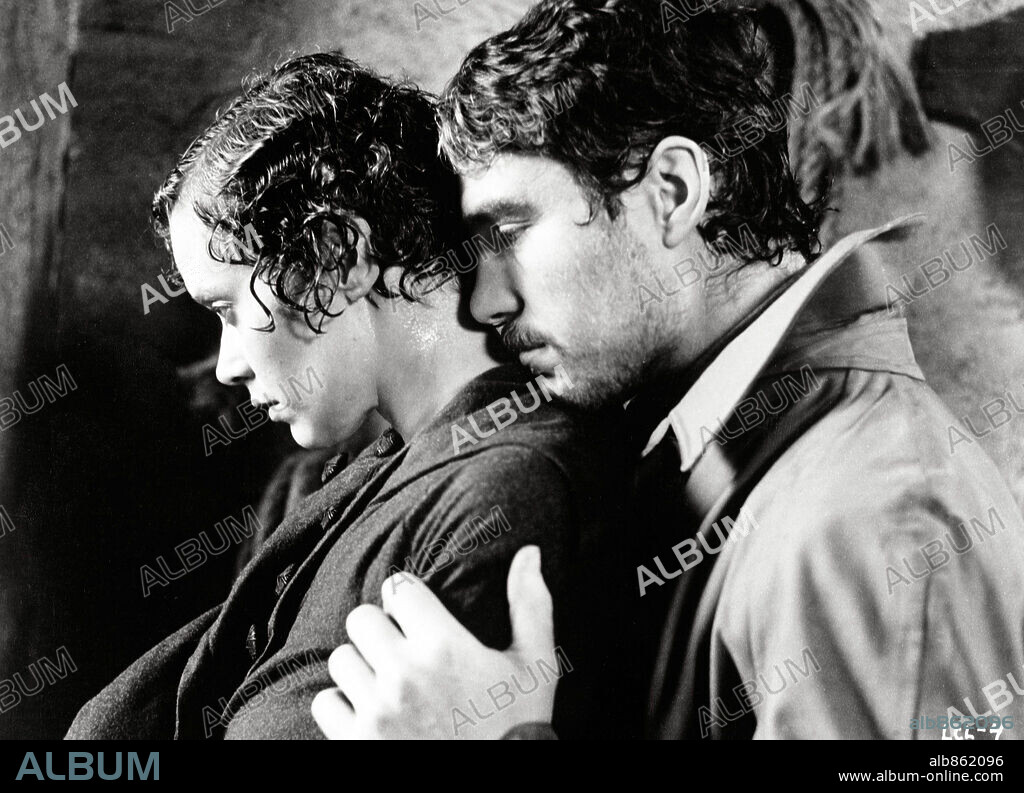 NICHOLAS CLAY and SYLVIA KRISTEL in LADY CHATTERLEY'S LOVER, 1981, directed by JUST JAECKIN. Copyright PRODUCTEURS ASSOCIES-CANNON/PRODIS.