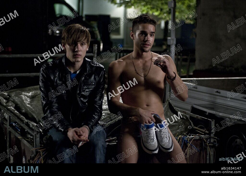 MAXIMILIAN BEFORT and RICK OKON in ROMEOS, 2011, directed by SABINE BERNARDI. Copyright FILMSTIFTUNG NORDRHEIN-WESTFALEN.