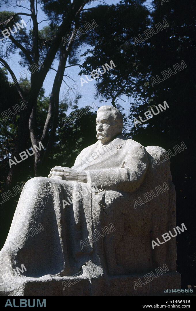 PEREZ GALDOS, Benito (1843-1920). Escritor español. MONUMENTO al escritor obra de Victorio MACHO realizada en 1919. Parque de El Retiro. MADRID. España.