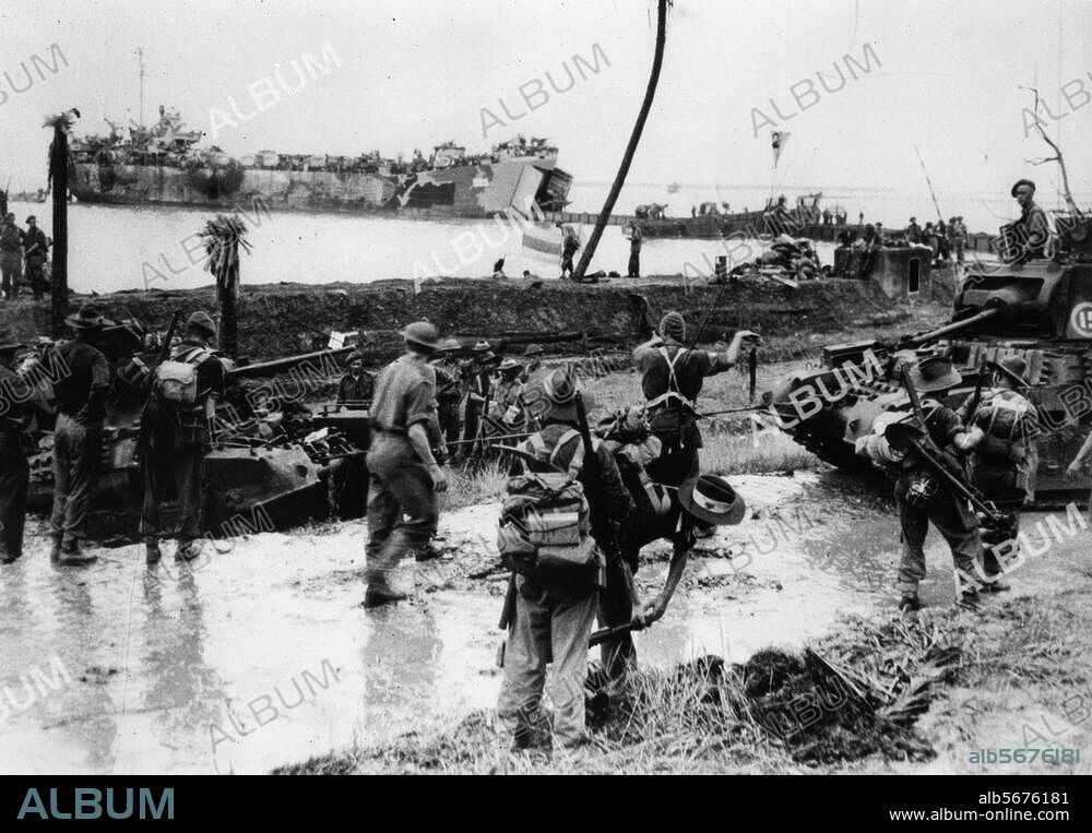 World War 2 / War in the Pacific. Landing of the 9th Australian Division at Tarakan (North east of Borneo), 1st May 1945. Landing troops try to salvage an abandoned tank of the Japanese Army. Photo.