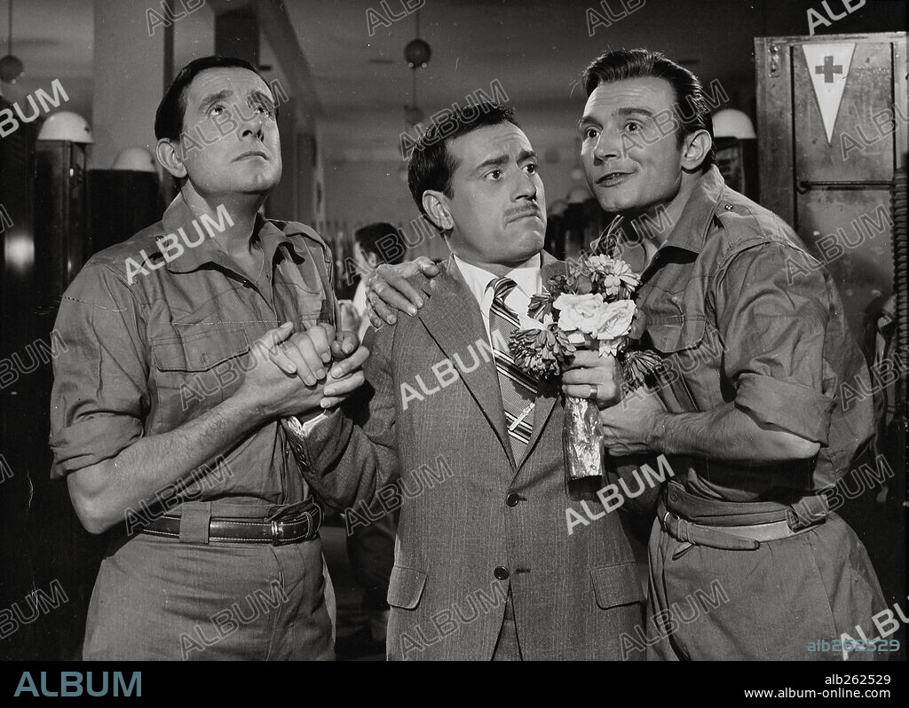 JOSE LUIS LOPEZ VAZQUEZ y TONY LEBLANC en TRES DE LA CRUZ ROJA, 1961, dirigida por FERNANDO PALACIOS.