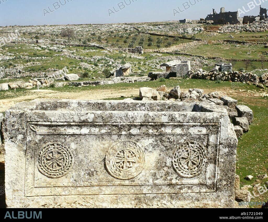 ARTE ROMANO. SIRIA. SIRSHILLA. Antigua ciudad, capital de municipio durante la época romana. Vista parcial de la NECROPOLIS, sembrada de grandes tumbas de piedra. (CIUDADES MUERTAS). Alrededores de Bara.