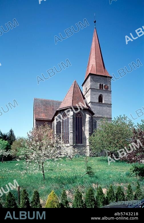 Münchaurach (Oberfranken, Bayern), ehem. Benediktinerklosterkirche St. Peter und Paul. (erbaut um 1120/30; Turm und Chor spätgotisch). Außenansicht von Osten. Foto.