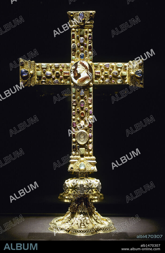 ARTE CAROLINGIO. PRE-ROMANICO. ALEMANIA. CRUZ DEL EMPERADOR LOTARIO II. Realizado en oro y gemas preciosas. S. X. Posiblemente donado por el emperador Oton III (993-1002). Destaca en el centro el camafeo con el retrato del emperador Augusto y, en la parte inferior, el sello de Lotario II. Tesoro de la Catedral de Aquisgrán.