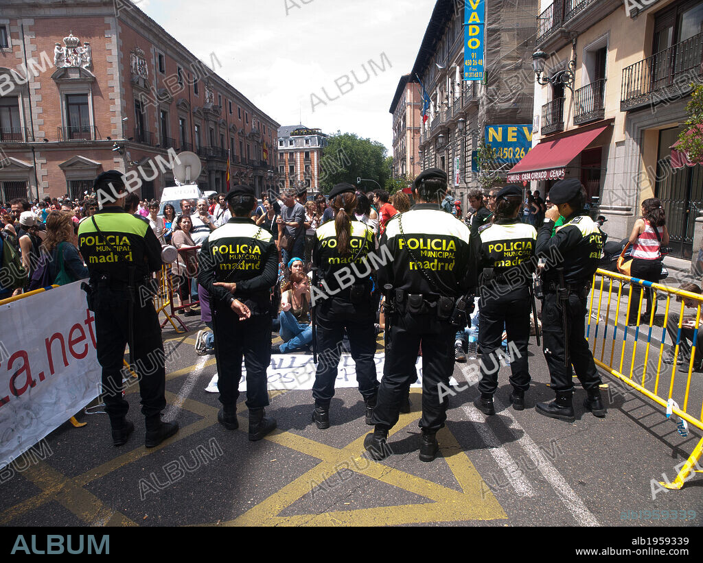 MOVIMIENTO 15-M o MOVIMIENTO DE LOS INDIGNADOS. Movimiento ciudadano que salió de forma pacifica a la calle para promover una democracia más participativa. SENTADA DE LOS INDIGNADOS. Madrid. 2011. España.
