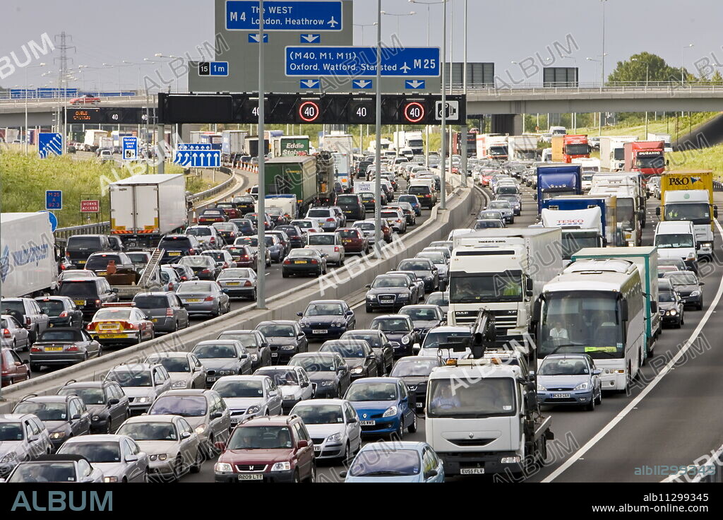 Traffic congestion at a standstill in both directions on M25 motorway, London, United Kingdom.