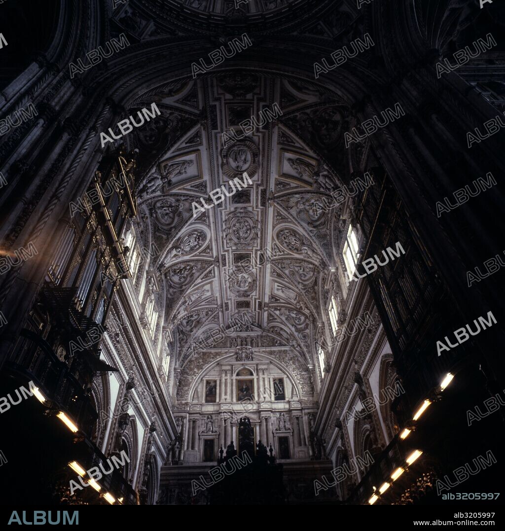 MEZQUITA DE CORDOBA. VISTA DE LA CUPULA DE LA NAVE CENTRAL DE LA CATEDRAL CATOLICA EN EL INTERIOR DE LA MEZQUITA. A LA IZQUIERDA EL ORGANO.  CORDOBA, ESPAÑA.