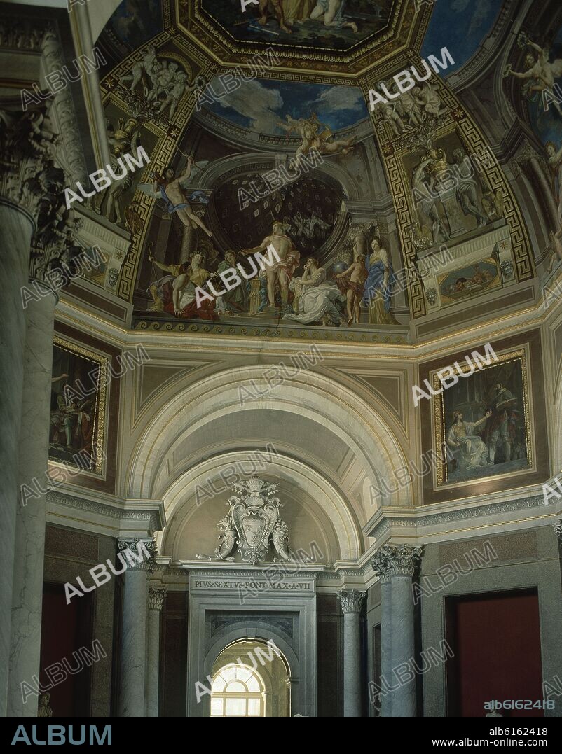 PINTURAS DE LA BOVEDA DE LA SALA DE LAS MUSAS, SOBRE LA PUERTA DE ACCESO EL ESCUDO PAPAL.