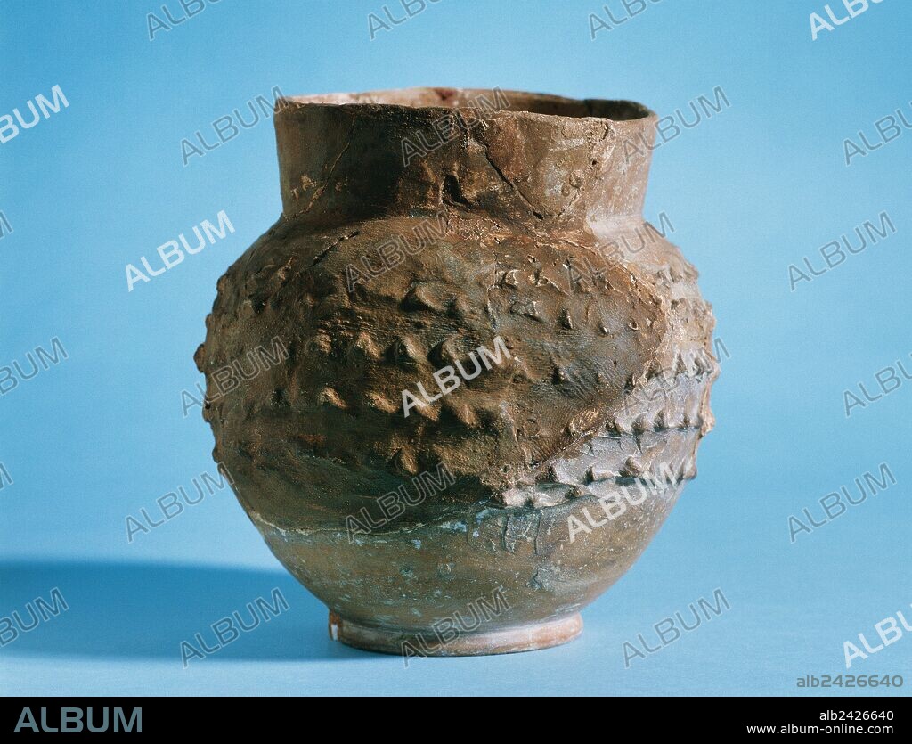 ARTE ROMANO. ESPAÑA. VASIJA DE TERRACOTA ROJIZA, decorada exteriormente con salientes. Procede de la Comarca de Osona (Cataluña). Museu Episcopal de Vic. Provincia de Barcelona. Comarca de Osona. Cataluña.