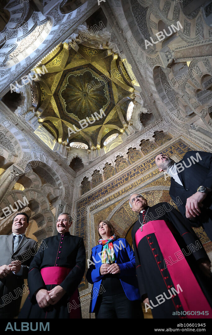 Córdoba, 31/01/2024. Comienzan los trabajos de restauración de la maqsura de la Mezquita-Catedral. José María Bellido, Joaquín Alberto Nieva, Ana López, Demetrio Fernández y Eduardo Lucena, en la maqsura. Foto: Valerio Merino. ARCHCOR.
