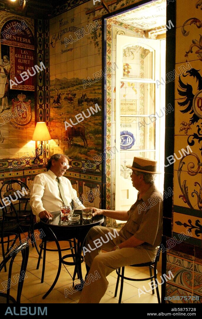 Bar "Los Gabrieles" (barrio de La Latina); parroquianos tomando el "vermouth".