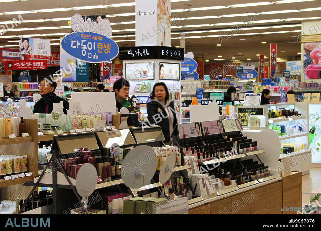 South Korea: Customers at Lotte hypermarket in the center of Seoul. 01/03/2013