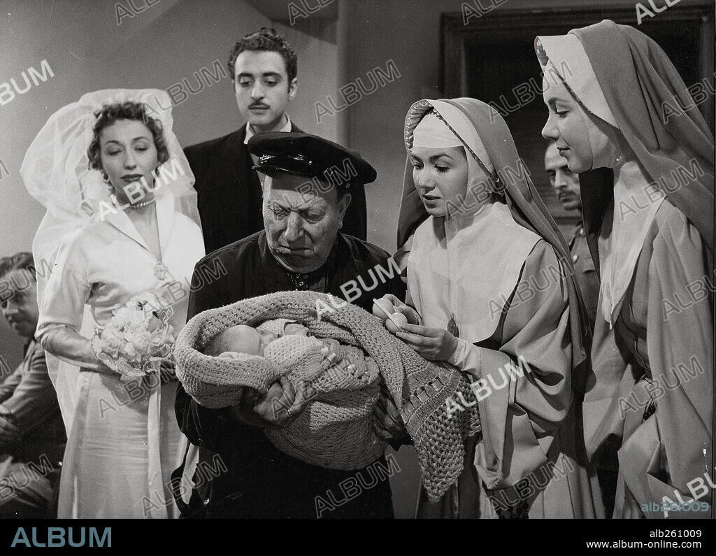 ANTONIO OZORES, ELVIRA QUINTILLA, JOSE ISBERT and MARIA DULCE in UN DIA PERDIDO, 1954, directed by JOSE MARIA FORQUE. Copyright ESTELA FILMS, S.A.