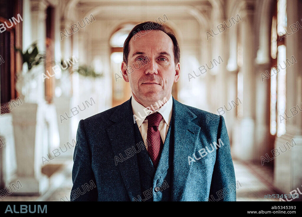 BEN MILLER en PROFESOR T, 2021 (PROFESSOR T), dirigida por DRIES VOS. Copyright INDEPENDENT TELEVISION (ITV).