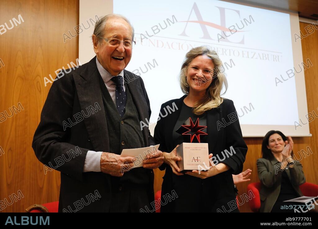 Madrid, 05/11/2019. Entrega del 60 Premios a la Innovación de la Fundación Alberto Elzaburu. El propio Elzaburu con los ganadores, Nuria Amigó Grau e Ignacio Valiente Blanco. Foto: Guillermo Navarro. ARCHDC.